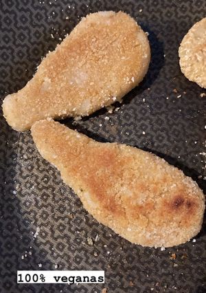 Una foto de Nuggets veganos de lenteja al curry y arroz
