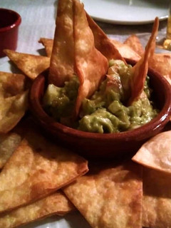 Una foto de Totopos con guacamole y pico de gallo