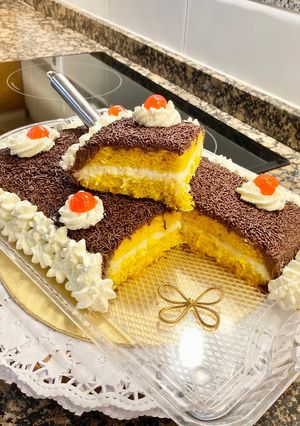 Una foto de Pastel de zanahoria con crema de coco (Carrot cake with coconut cream)