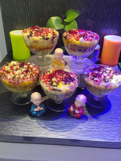 લેયર્ડ ફ્રૂટ કસ્ટર્ડ પુડિંગ(Layered fruit Custard pudding recipe in Gujarati) રેસીપી મુખ્ય ફોટો