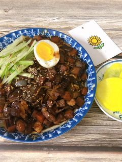 Hình của món Mỳ tương đen Jajangmyeon kiểu hàn quốc.