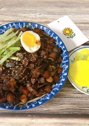 Hình của món Mỳ tương đen Jajangmyeon kiểu hàn quốc.