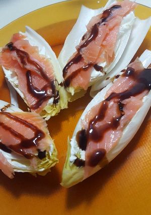 Una foto de Endivias con philadelphia y salmón ahumado