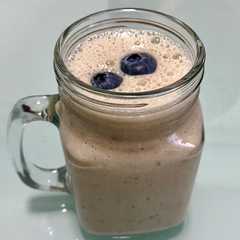 Una foto de Batido de avena con plátano y arándanos