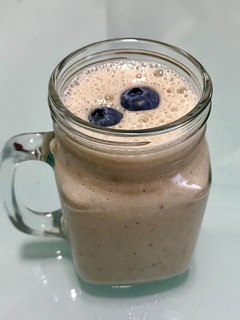 Una foto de Batido de avena con plátano y arándanos