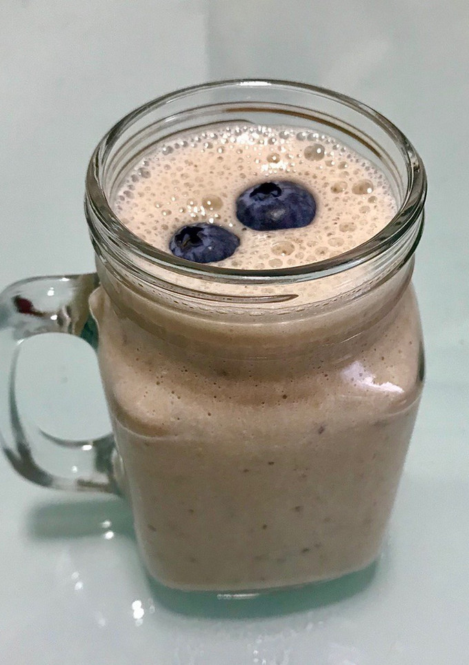 Una foto de Batido de avena con plátano y arándanos