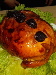 Una foto de Pollo relleno con costras de bagre, camarones y atún