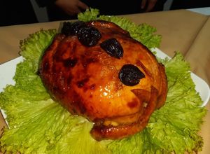 Una foto de Pollo relleno con costras de bagre, camarones y atún