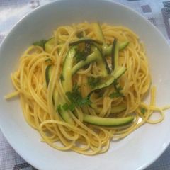 Pasta (Linguine) zucchine e capperi A picture of Pasta (Linguine) zucchine e capperi.