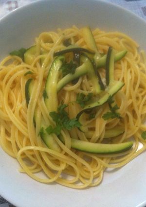 A picture of Pasta (Linguine) zucchine e capperi.