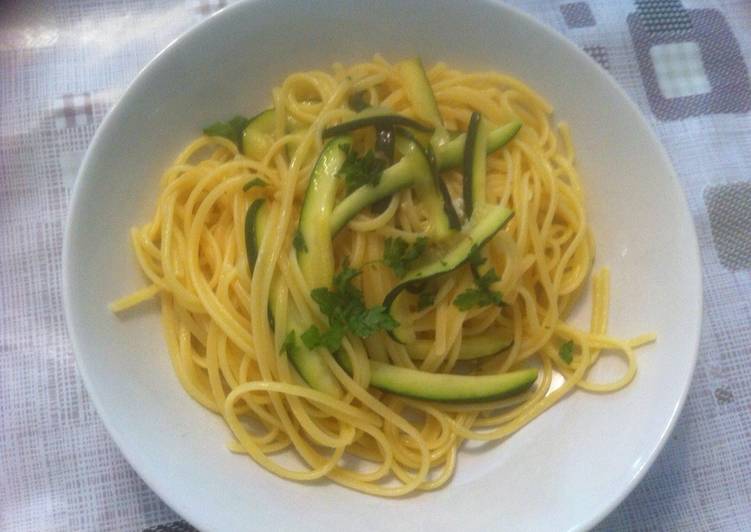 Recipe of Homemade Pasta (Linguine) zucchine e capperi