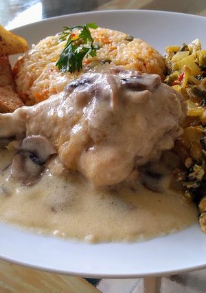 Una foto de Pollo en salsa de Champiñones