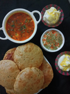 आलू पूरी(aloo poori refcipe in hindi) रेसिपी मुख्य फोटो