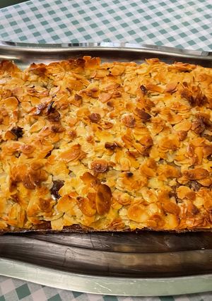 Une photo de Gâteau bicouche croustillant fondant aux pommes et amandes