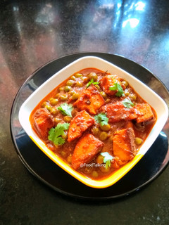 A picture of Matar Paneer Masala.
