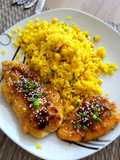 Piersi z kurczaka w glazurze sojowo-miodowej z ryżem z curry