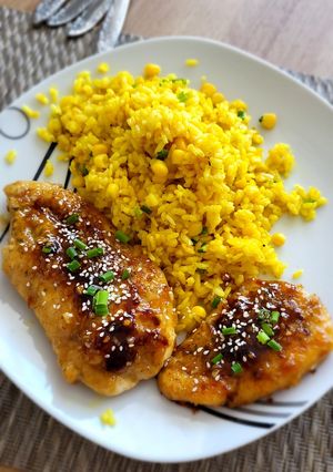 Zdjęcie przepisu Piersi z kurczaka w glazurze sojowo-miodowej z ryżem z curry.