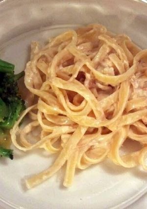 A picture of easy peasy chicken Alfredo.