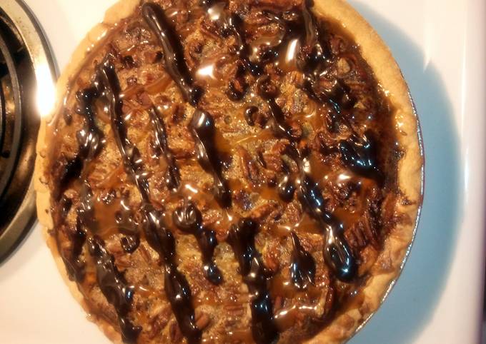 Turtle Cheesecake Pie