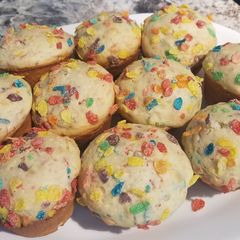 A picture of Fruity Pebbles Muffins.