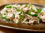 A picture of onions green pepper