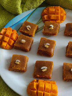 आंबा बर्फी(aamba barfi recipe in marathi) रेसिपी चे मुख्य फोटो