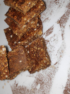 तिल गुड़ चिक्की(Til Gud ki chikki recipe in Hindi) रेसिपी मुख्य फोटो