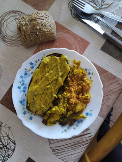 Una foto de Berenjena asada con setas y tahini al curry