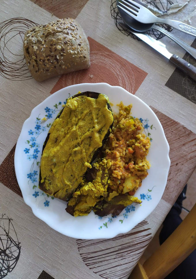 Una foto de Berenjena asada con setas y tahini al curry