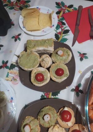 Una foto de Volovanes de aguacate y surimi