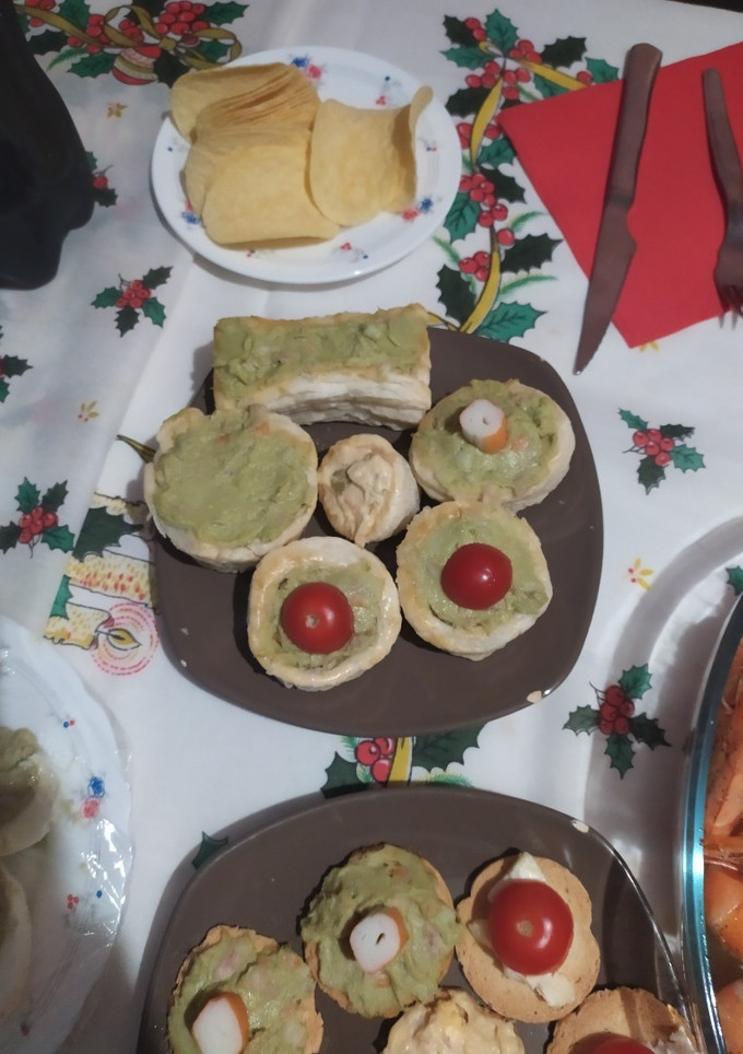 Una foto de Volovanes de aguacate y surimi