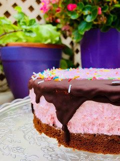 Una foto de Tarta brownie con mousse de Cassis