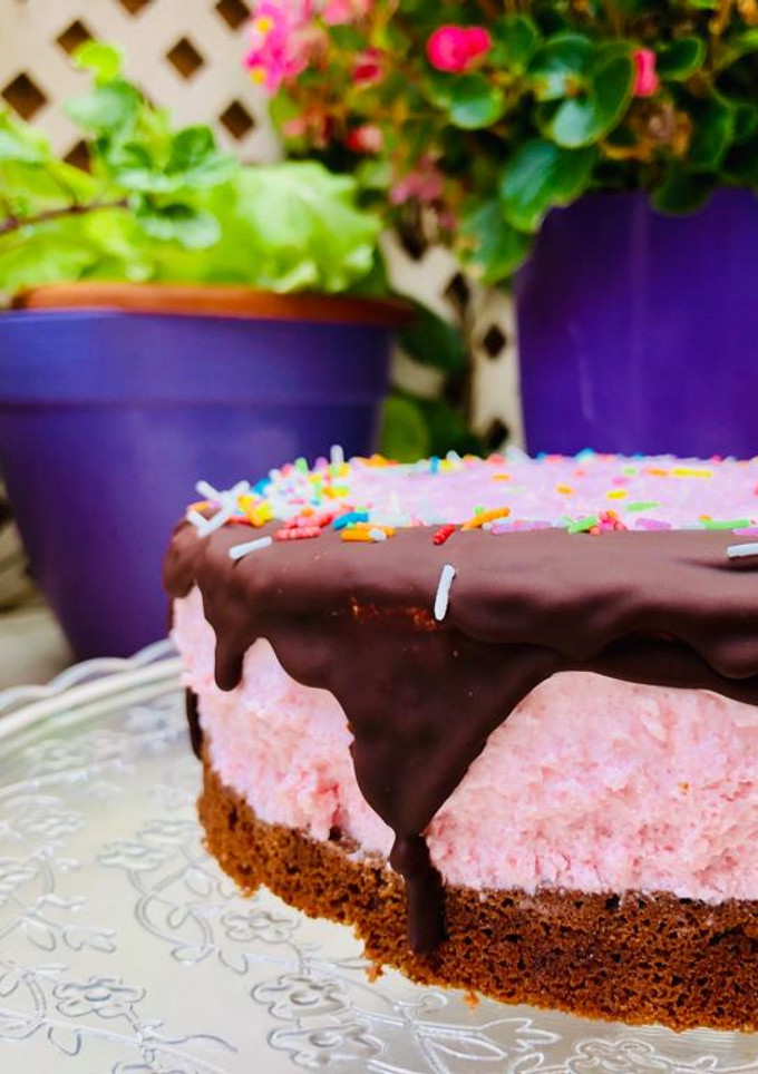 Una foto de Tarta brownie con mousse de Cassis