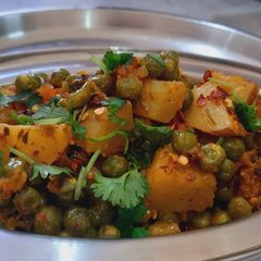 A picture of Aloo Matar Dry.