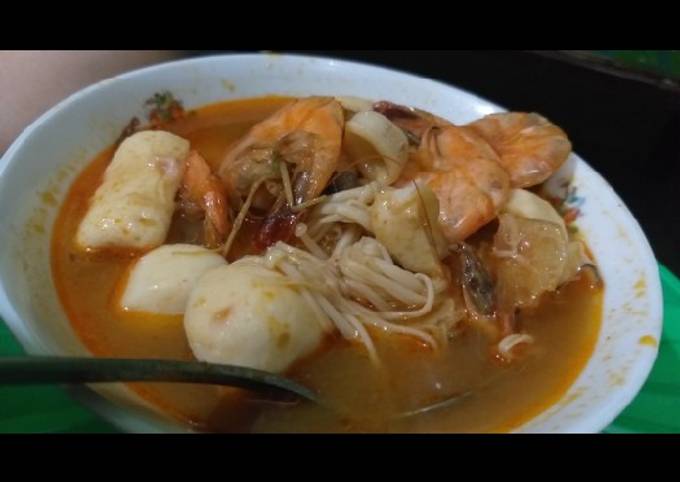 Tom yum seafood