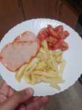 Lomo adobado con papas fritas y tomate aliñado