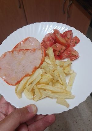 Foto principal de Lomo adobado con papas fritas y tomate aliñado