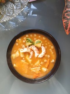 Una foto de Potaje de bacalao con langostinos