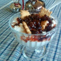 A picture of Refreshing dessert with yogurt and anthotyro.
