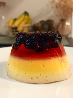 Una foto de Flan de mango y gelatina de fresa