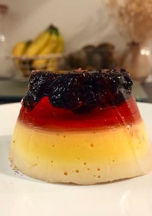 Una foto de Flan de mango y gelatina de fresa