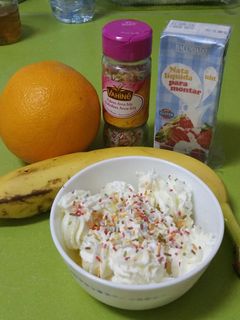 Una foto de Plátano con nata y zumo de naranja. Un postre super fácil 
