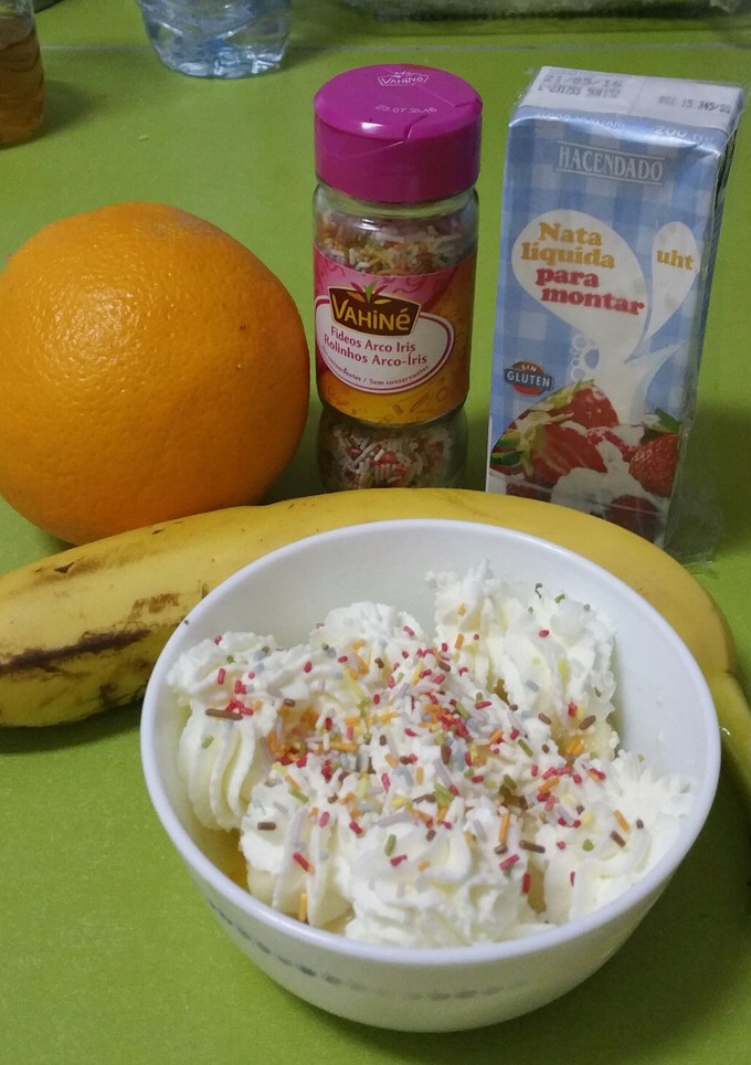 Una foto de Plátano con nata y zumo de naranja. Un postre super fácil 