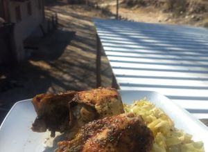 Una foto de Sazón casero en pollo y ensalada de repollo y cebolla (sureña)
