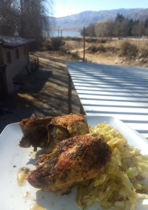 Una foto de Sazón casero en pollo y ensalada de repollo y cebolla (sureña)