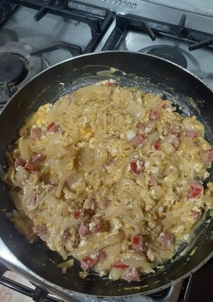 Una foto de Encebollado con chorizo