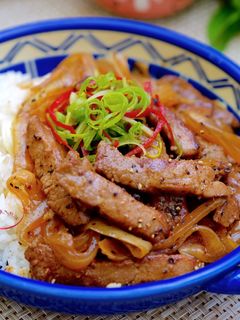 黑胡椒豬柳蓋飯 的食譜成品照片
