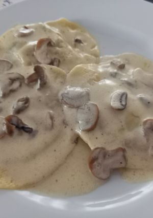 Una foto de 326. Pasta rellena de carrilleras con champiñones y crema de queso fresca