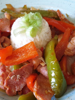 Una foto de Lomo Saltado Peruano