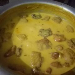 A picture of Yogurt tamarind khatti kadhi with pakora...